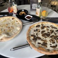 Pizza Gorgopera y Tartufo   at Choose in Madrid