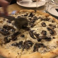 Siempre pedimos  pizza de entrante para compartir para poder tomar cada unx su pasta favorita jeje  at Choose in Madrid