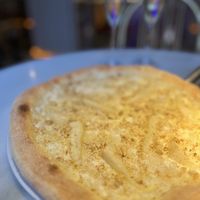 Pizza with vegan cheese and carmalized pears  at Choose in Madrid