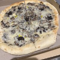 Pizza tartufo  at Choose in Madrid