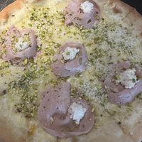 Pizza mortadella y pistacho at Choose in Madrid