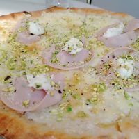 Mortadella e pistacchio pizza at Choose in Madrid