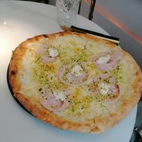 Mortadella e pistacchio pizza at Choose in Madrid