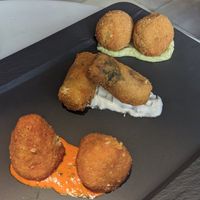 Arancinette: ragù&mozzarella / aubergine& basilicum / pistacchio at Choose in Madrid