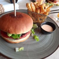 Veggie-Burger mit Pommes und veganer Mayo at Steg 1Restaurant in Groemitz