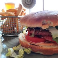 Veggie-Burger mit Pommes at Steg 1Restaurant in Groemitz