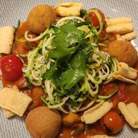 Tomaten-Curry mit Zucchini-Nudeln € 20,50 at Strand Idyll  in Groemitz