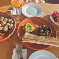 Vegane Tapas: Salzkartoffeln, Chili-Oliven, Grillgemüse, Tomaten mit Walnüssen, Kichererbsen mit Süßkartoffeln, Guacamole, Brot at Buena Vista in Laboe