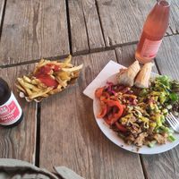 Döner plate, fries, alcohol-free beer, and a rhubarb fizz at Café Gans am Wasser in Munich