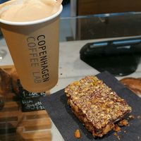 Latté au lait de soja et granola vegan at Copenhagen Coffee Lab in Cannes