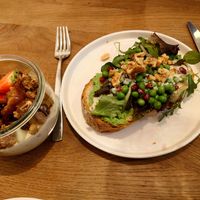 Overnight Superfruit Oates & Holzkohlebrot "Vegan" (hausgemachtes Erbsenpüree, Salat, Granatapfelkerne, Walnuss & Tahini-Dressing) at Birdie & Co - Bagelstraße in Dusseldorf