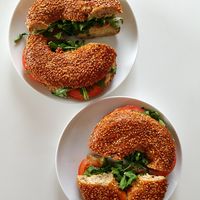 Bagels with homemade hummus, ruccola and tomatoes at Birdie & Co - Bagelstraße in Dusseldorf