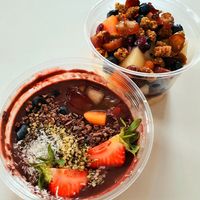 Acai-Bowl and Overnight Superfood Oats at Birdie & Co - Bagelstraße in Dusseldorf
