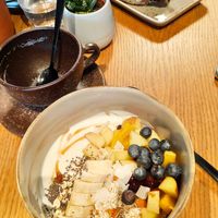 Müsli Bowl und Schnitte mit Brot at au contraire in Freiburg