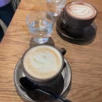 Kaffee & heiße schokolade mit hafermilch 💚 at au contraire in Freiburg