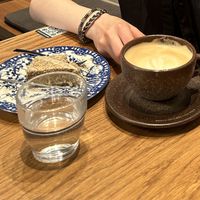 Angefangener Zitrone-Mohn-Kuchen & Milchkaffee at au contraire in Freiburg