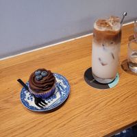 Blueberry-Chocolate Cupcake and Salted Caramella on Ice (with Oat Milk) at au contraire in Freiburg