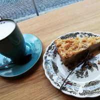 Warme Hafermilch und Apfelstreuselkuchen ;) at au contraire in Freiburg