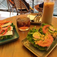 Käsebrot und Brot mit Kichererbsenaufstrich at au contraire in Freiburg