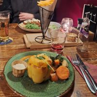 Gevulde paprika + frietjes, groente en coleslaw at Het Hof Van Dwingeloo in Dwingeloo