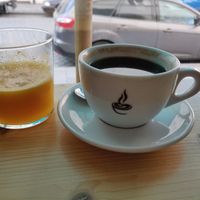 Kaffee und frischer Orangensaft at OM NOM NOM CAFÉ in Munich