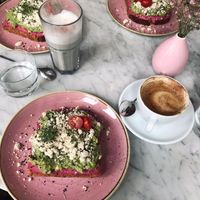 Avo-Breads with "veta", flat white & black sesame latte  at OM NOM NOM CAFÉ in Munich
