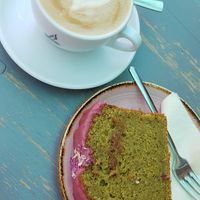 Cappuccino & pistacchio cake at OM NOM NOM CAFÉ in Munich
