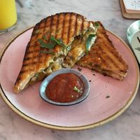 Grilled Cheese Sandwich mit Blauschimmel und Tomatenmarmelade  at OM NOM NOM CAFÉ in Munich