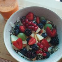 Smoothie bowl with loaded goods at OM NOM NOM CAFÉ in Munich