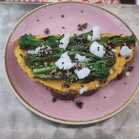 Hey Habibi hummus toast, 13€ at OM NOM NOM CAFÉ in Munich