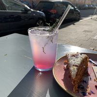kräuterlimo & carrot cake at OM NOM NOM CAFÉ in Munich
