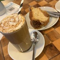 Pumpkin spice latte & caramel cake at NUZ in Linz