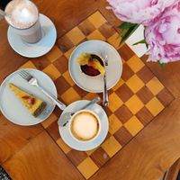 Vegan cheesecake, chocolate muffin, cocoa and grain coffee at NUZ in Linz