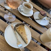 Muffin & cheesecake € Chai Latte at NUZ in Linz