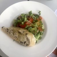 Salat von alten Tomatensorten auf Fetacreme  at Deichkind in Sankt Peter-ording