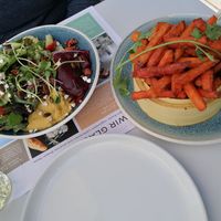Strandgut's Frühlingsbowl & sweet potato fries at Deichkind in Sankt Peter-ording