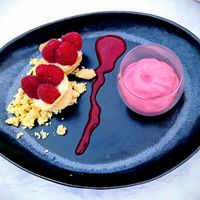 Frambozenmousse – crumble van amandel - frambozentaartje at Villa Tulsi in Kessel