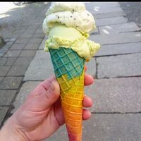 1 Kugel Kiwieis, 1 Kugel Limetten-Avocado-Eis in einer wunderschönen Regenbogenwaffel   at Eisbrennerei in Leipzig