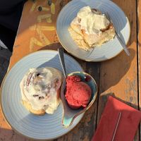 Mandelmus-Schnecke & Schoko-Schnecke und eine Kugel schwarze Johannisbeere (vegan)  at Eisbrennerei in Leipzig
