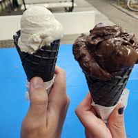 Geröstete Kokosnusskugel und Zartbitterschokoladenkugel in schwarzer Waffel zum WGT. Sooo lecker und cremig at Eisbrennerei in Leipzig