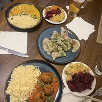 Curry, Pierogi, Malai Kofta und Salate  at Glonojad in Krakow