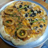 Pizza - 1/2 Gran buffalo e 1/2 La gringa at Vegan Mobile in Santiago