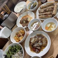 Pagamos 360000đ (13 usdaprox) por todo esto: 2 cervezas, los spring rolls, un beef y un chicken fried. Todo lo demás te lo sirven de cortesía.   at Katze Vegan & Vegetarian  in Hanoi