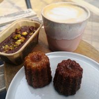 Capuchino, 2 cannalés y brownie (10 €) at Cassonade Cannelés & Spécialités in Bordeaux