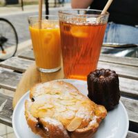 Cannelé Vegan et roulé aux amandes Vegan, smoothie et the glace maison at Cassonade Cannelés & Spécialités in Bordeaux