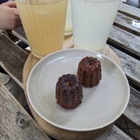 Cannelés vegan et citronnade at Cassonade Cannelés & Spécialités in Bordeaux