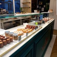 Window display at Cassonade Cannelés & Spécialités in Bordeaux