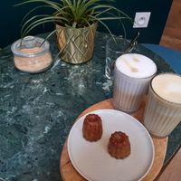 Vegan cannelé and drinks at Cassonade Cannelés & Spécialités in Bordeaux