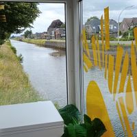 Uitzicht op het kanaal van binnen at De Friterie in Smilde