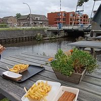 Leuke picknick tafels aan het kanaal, maxicado snack vegan + glutenvrij van VAfoods. Vegan mayonaise ook aanwezig en meerdere snacks. Aanrader! at De Friterie in Smilde